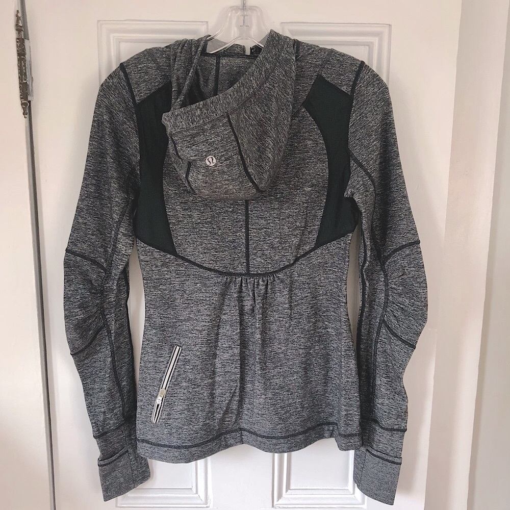 Lululemon AMAZING running top, size 6
